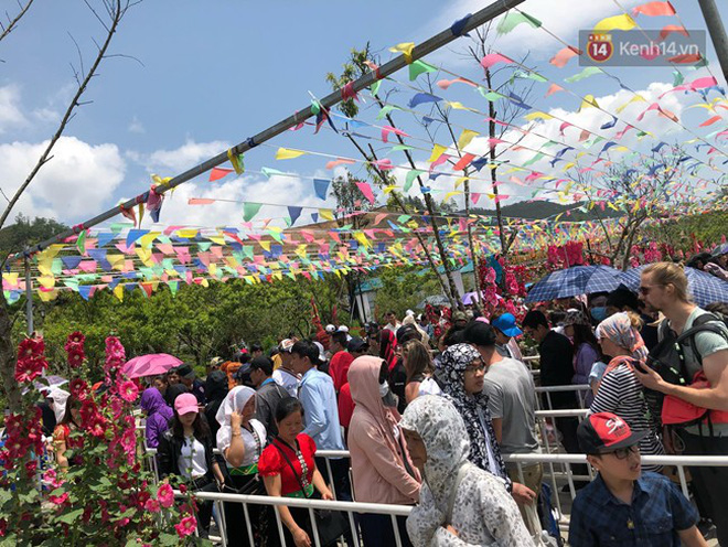 Hàng nghìn người xếp hàng chật kín chờ mua vé cáp treo lên đỉnh Fansipan ngày 30/4